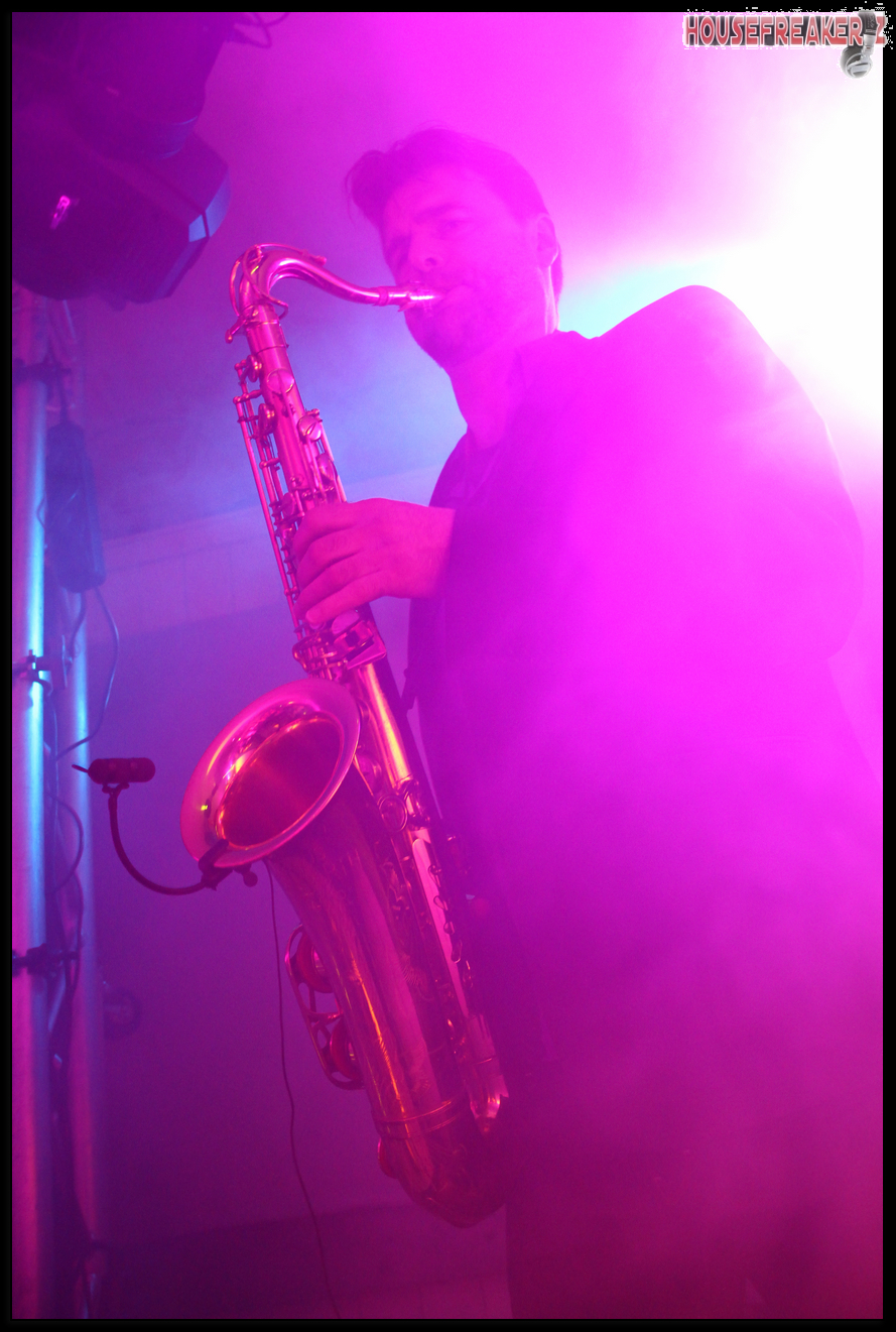 889x1321 pixels (1.158K)